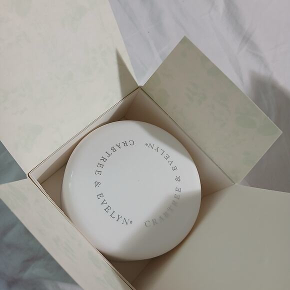 NIB Crabtree & Evelyn Lily of the Valley Perfumed Dusting Powder 3.4oz USA MADE - Picture 7 of 9